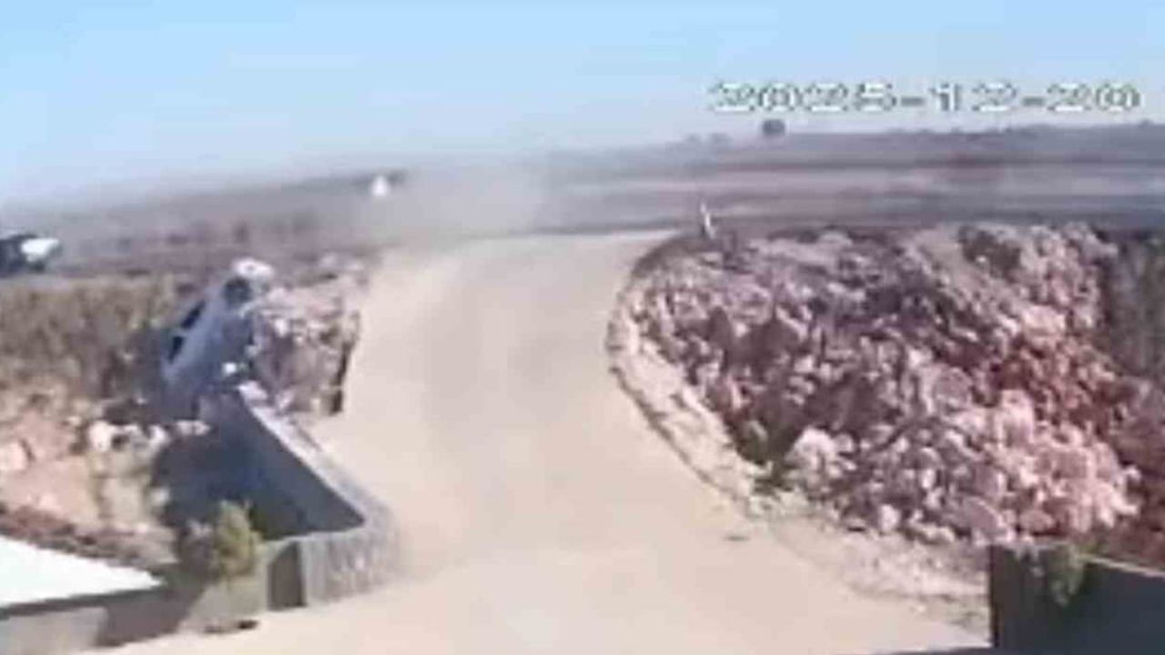 Bozova'da İki Otomobil Çarpıştı: 5 Kişi Yaralandı, Kaza Anı Kamerada