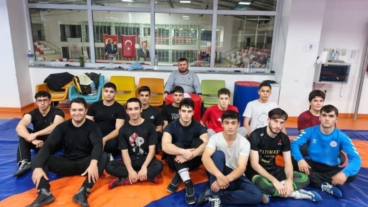 Bozüyük'te güreşçiler güç ve teknikte ilerliyor