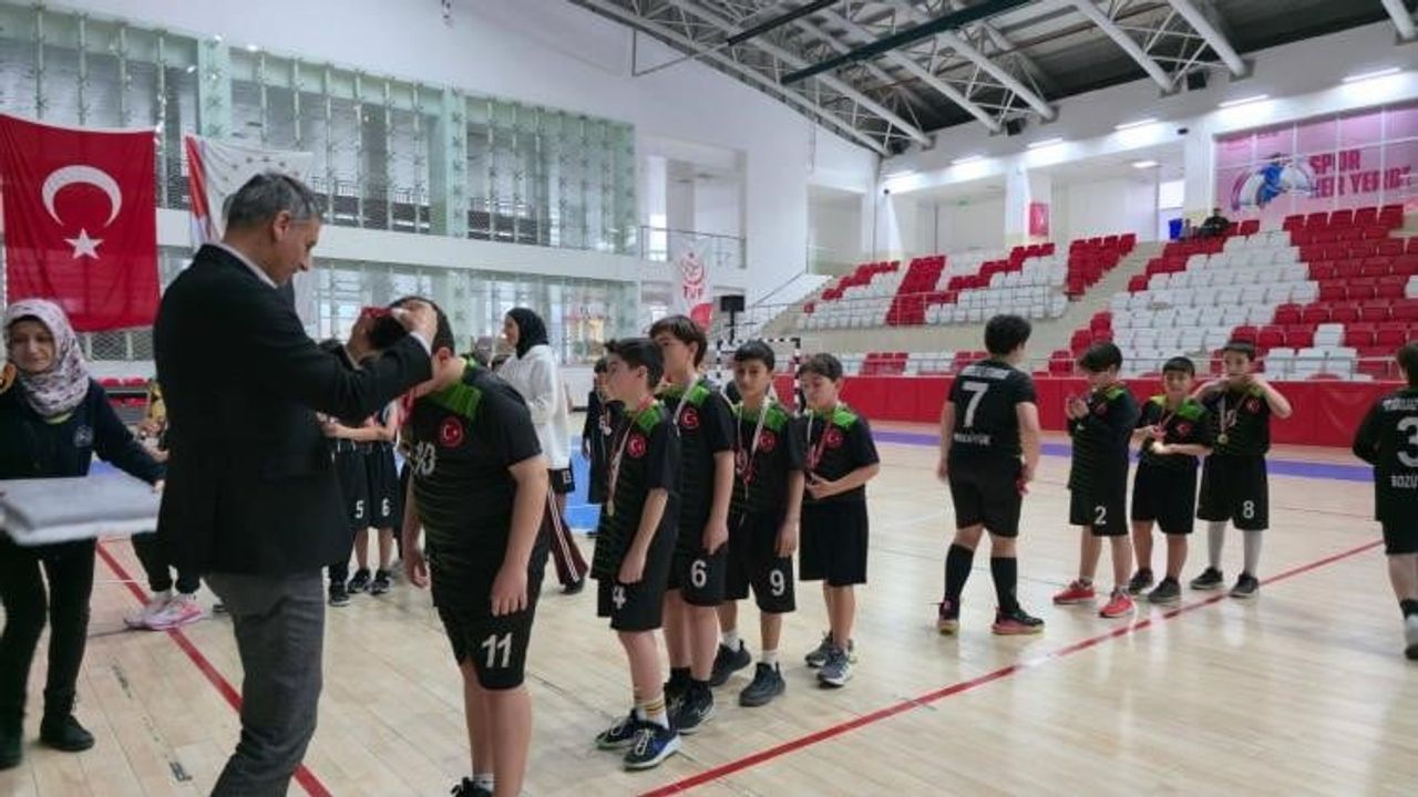 Bozüyük'te Küçük Erkekler Voleybol Müsabakaları Sona Erdi