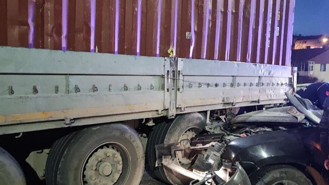 Bozüyük'te otomobil park halindeki tıra çarptı: 1 ölü, 1 yaralı