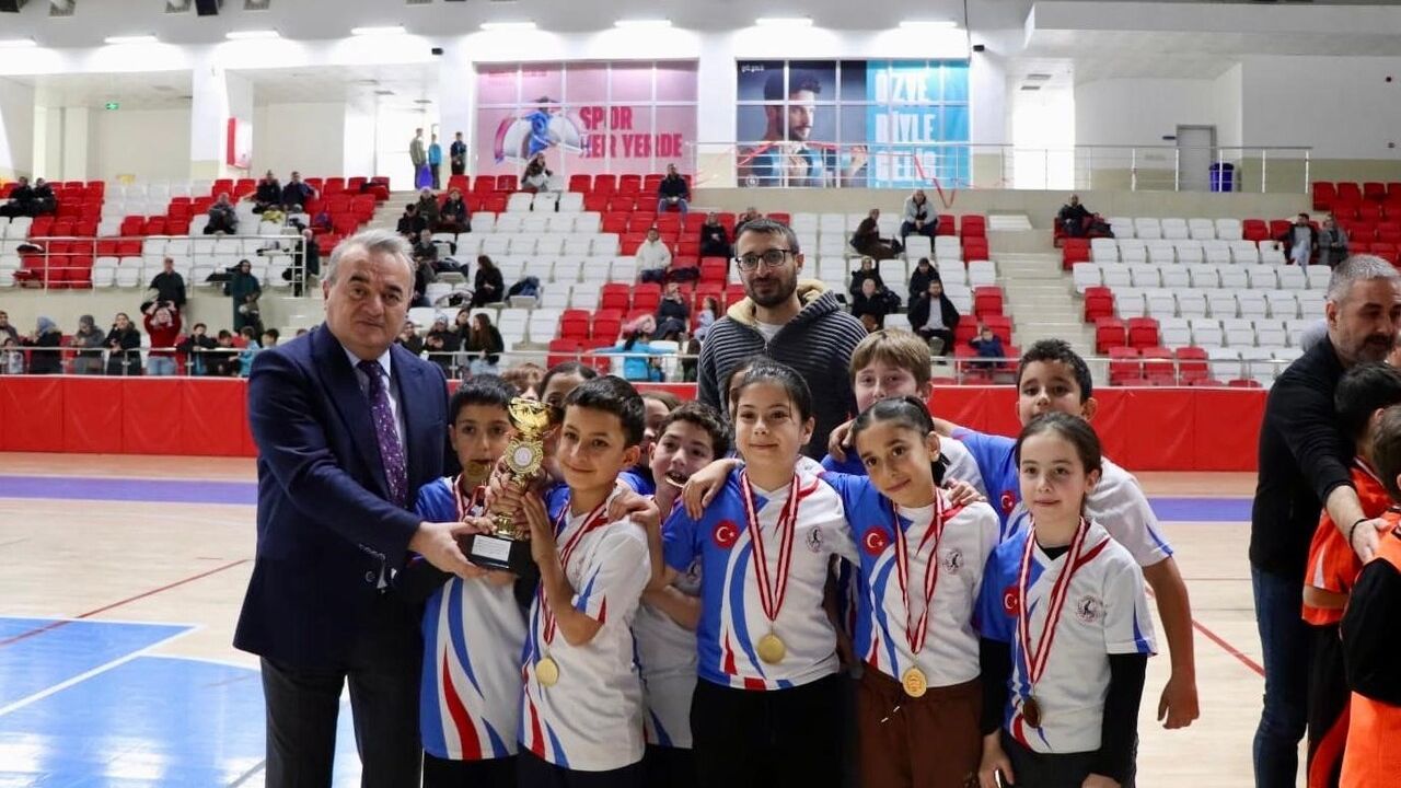 Bozüyük'te voleybol ve geleneksel çocuk oyunları finalleri tamamlandı