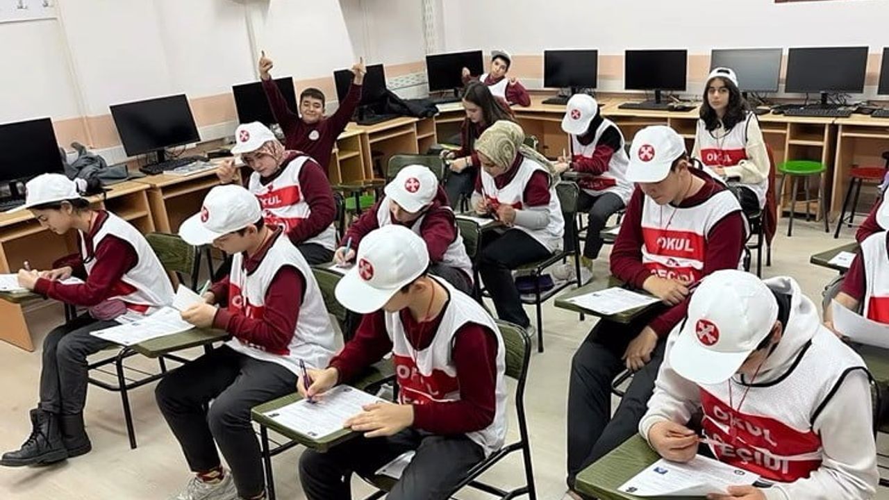 Bozüyük'te Yavuz Sultan Selim Ortaokulu'nda okul geçidi görevlisi eğitimi