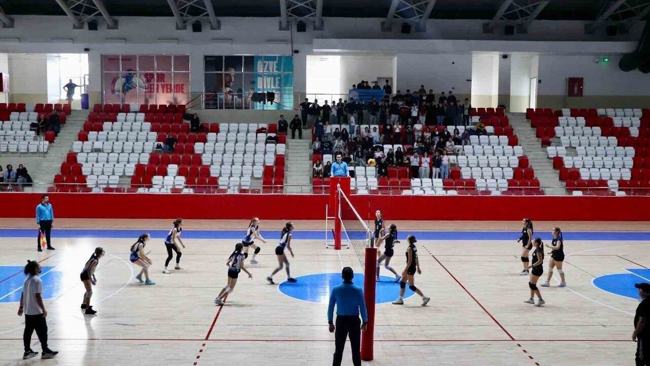 Bozüyük'te Yıldız Kızlar Voleybol Finali: Mehmet Akif Ersoy ile Meliha Ercan Karşılaştı