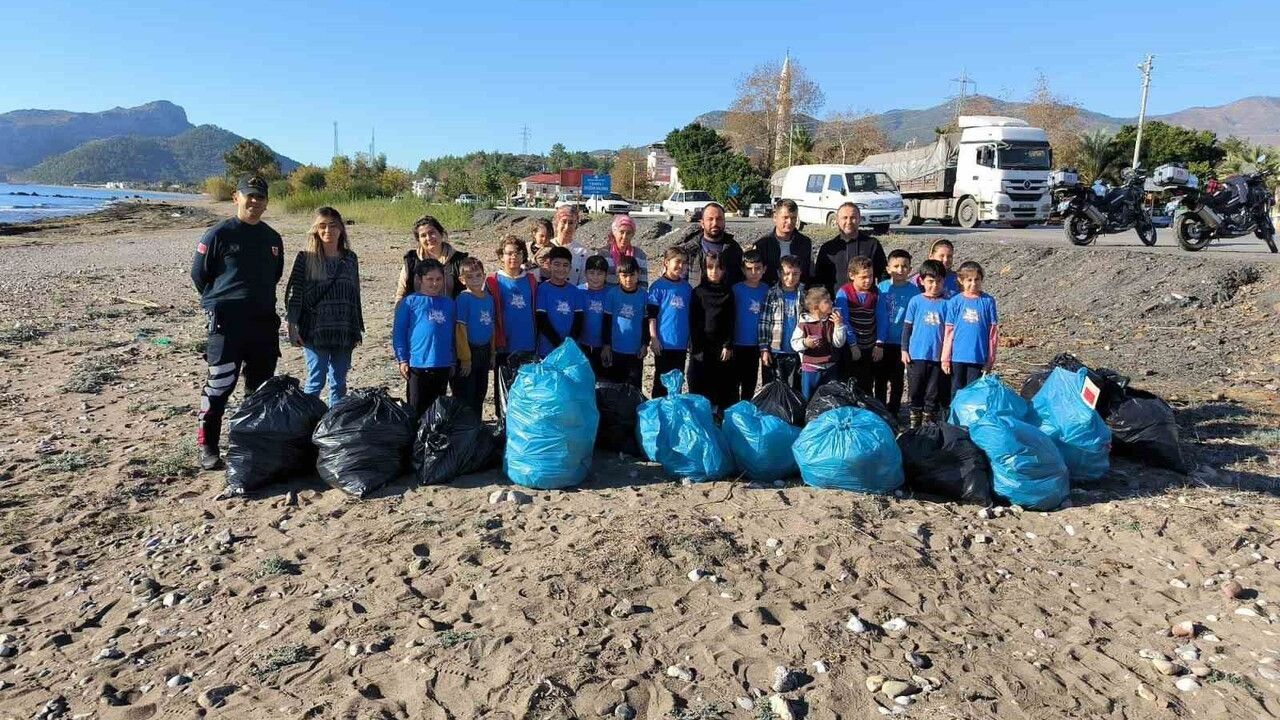 Bozyazı Tekeli'de Vali Çetin Birmek İlkokulu Öğrencilerinden Sahil Temizliği
