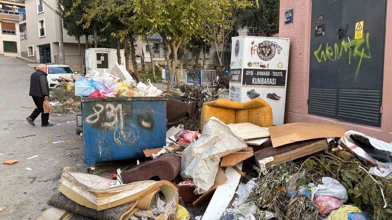 Buca'da park kenarlarında çöp dağları