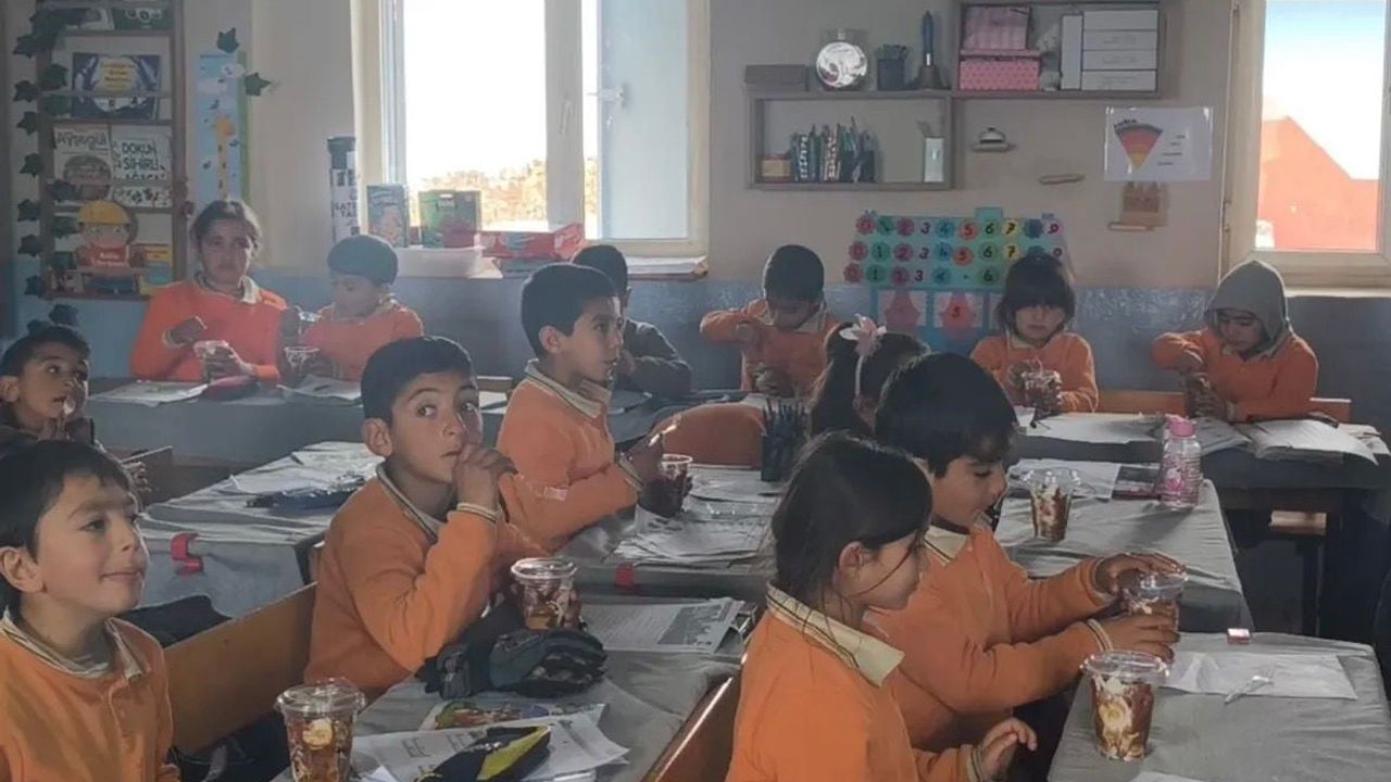 Budak ve Karapazar'da Köy Okulu Öğrencilerine Waffle Sürprizi