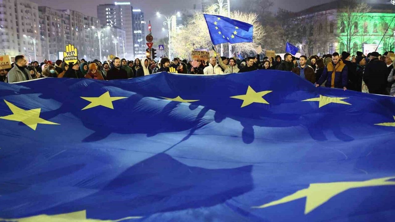 Bükreş'te Binler Yargıdaki Usulsüzlükleri Protesto Etti