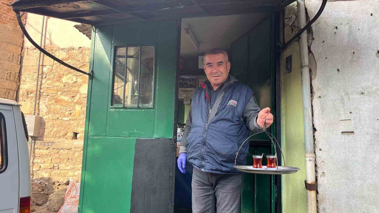 Buldan'da 50 yıllık çay ocağı: Baba mesleğini sürdürüyor