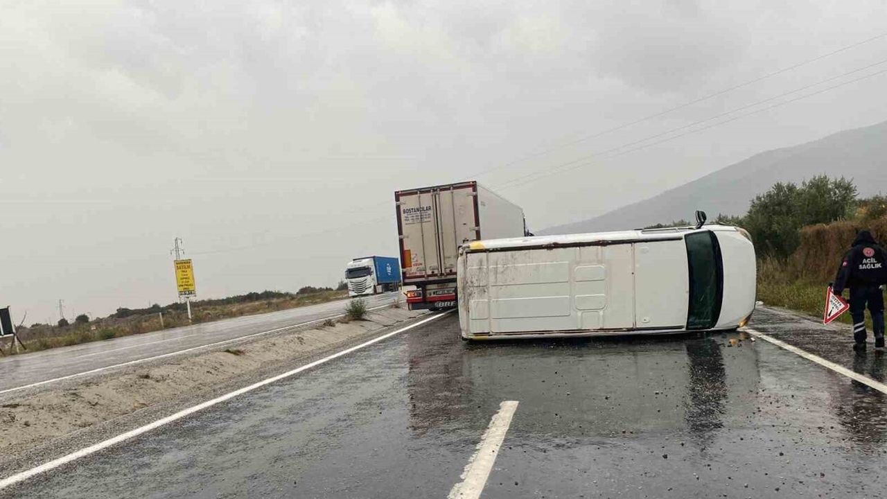Buldan'da kontrolden çıkan minibüs devrildi — 1 yaralı