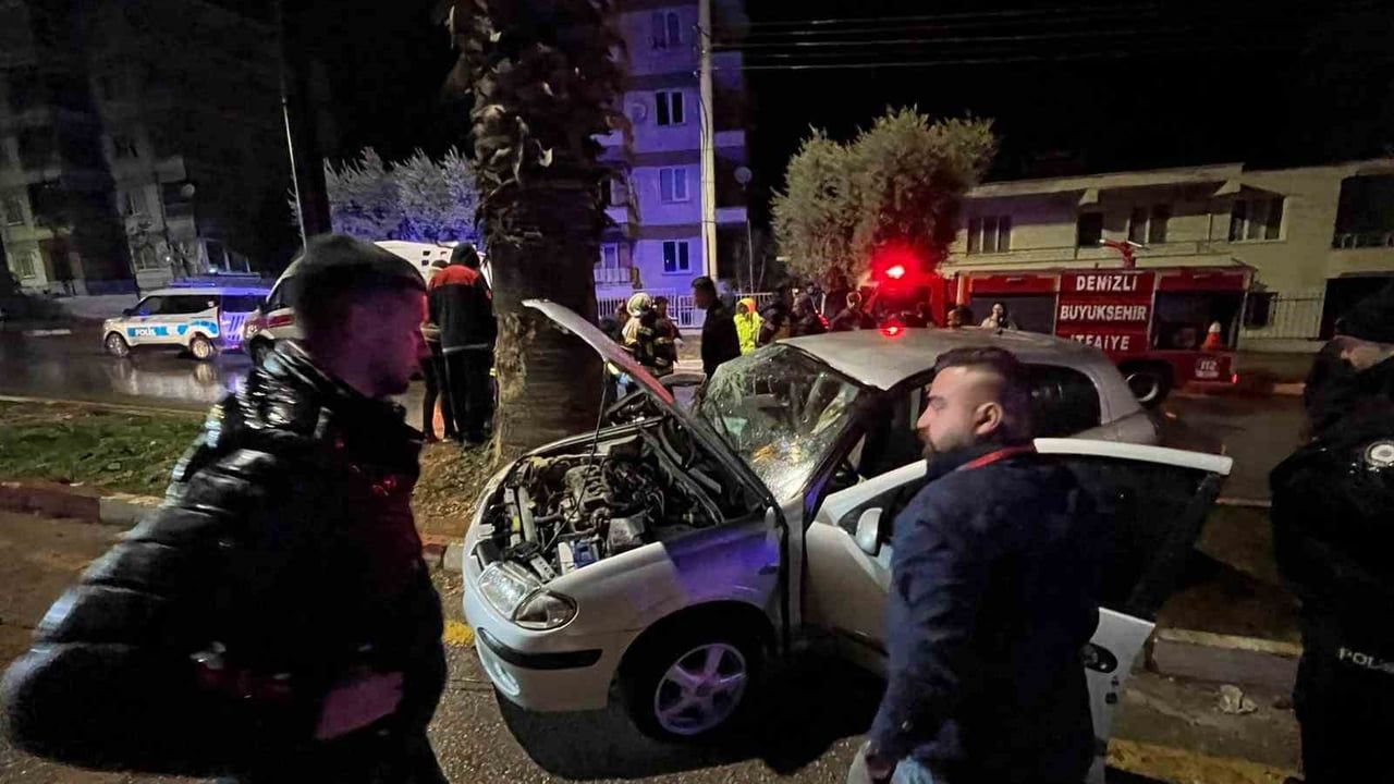 Buldan'da sağanak sonrası otomobil refüje çıktı, kazada yaralanma yok