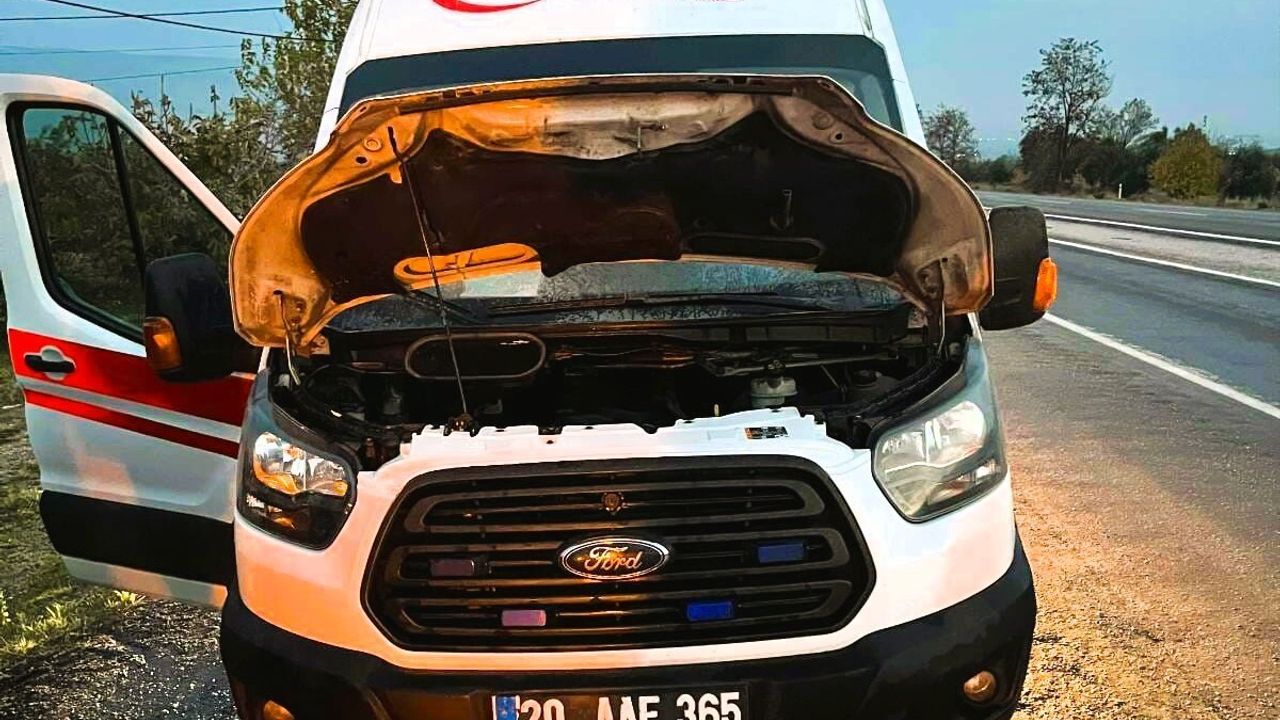 Buldan'da seyir halindeki ambulansın motoru alev aldı