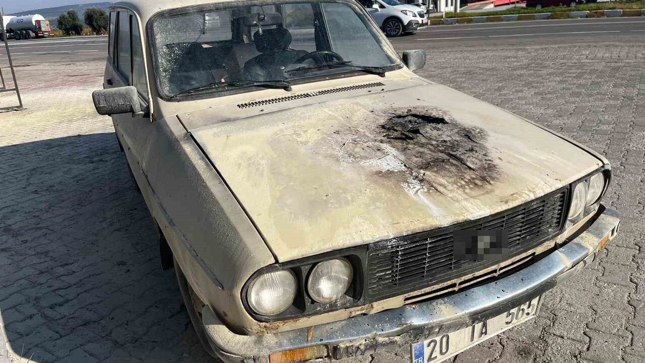 Buldan'da seyir halindeki otomobil motor bölümünde alev aldı