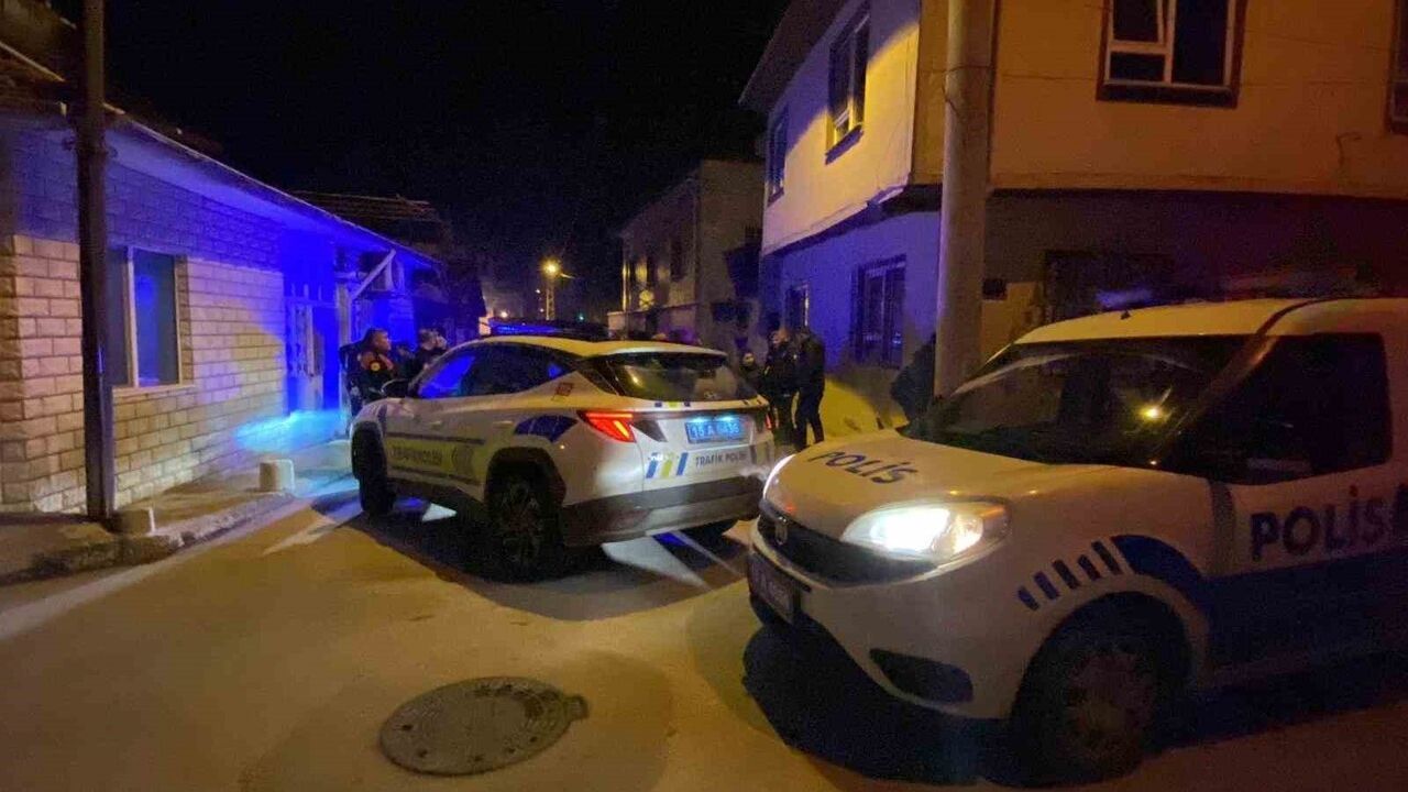 Burdur'da alkollü sürücü iki araca çarpıp kaçtı, yakalanınca tepki gösterdi