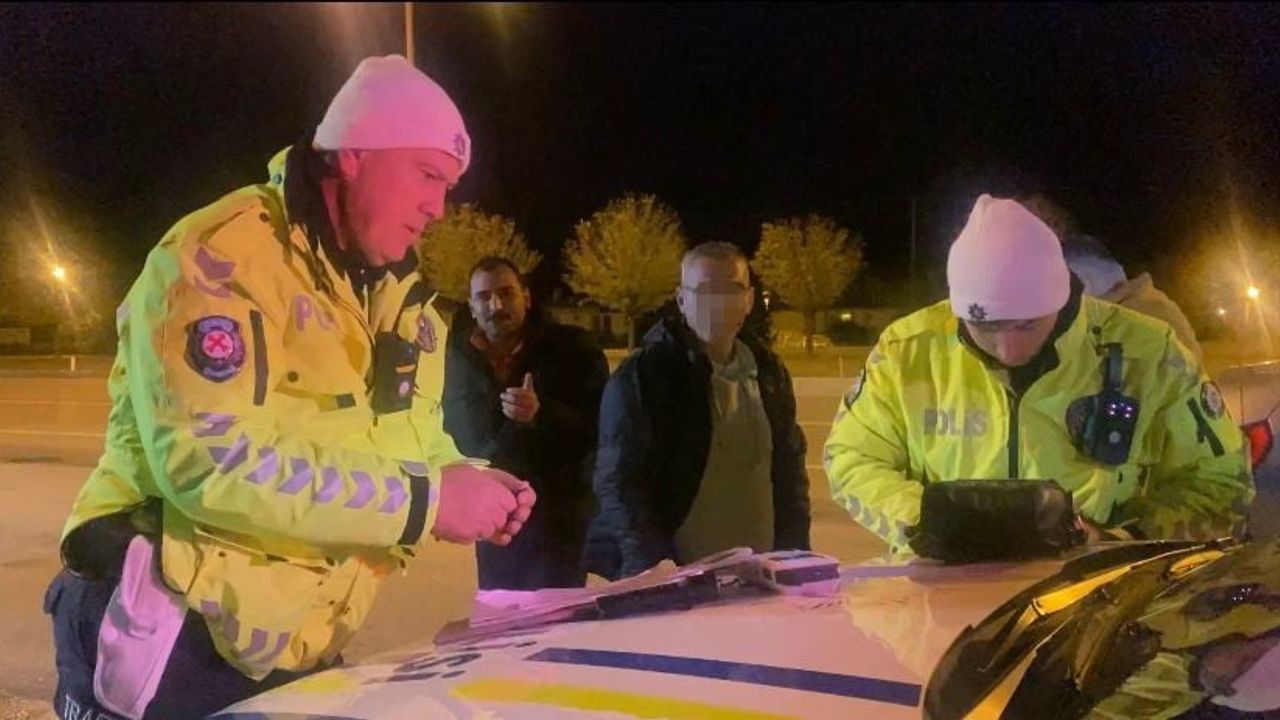 Burdur’da alkollü sürücünün ehliyetine 6 ay el konuldu; yolcu gazetecilere 'Haberin konusu ne' dedi