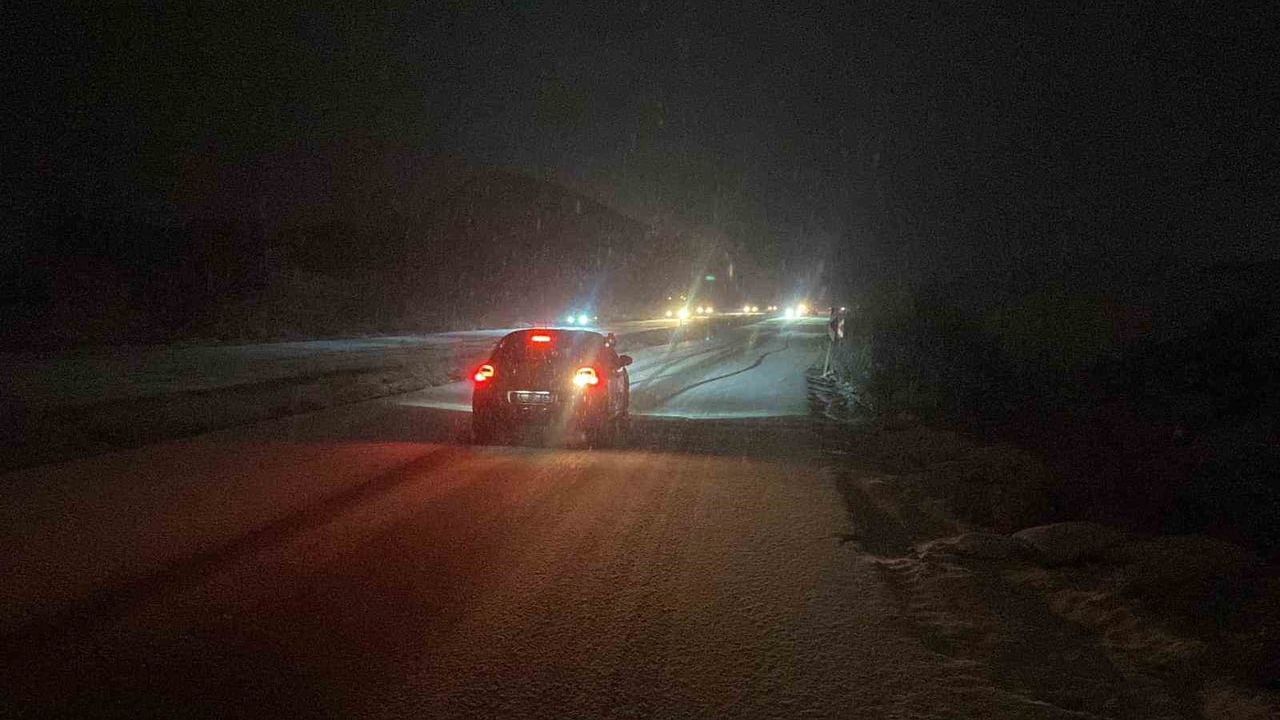 Burdur’da Büğdüz yolunda gelen kar yağışı araçları durdurdu
