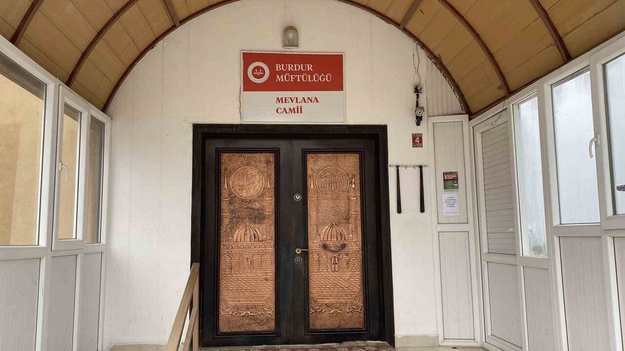 Burdur'da camide bağış kutusunu açamayan 2 şüpheli kamerada