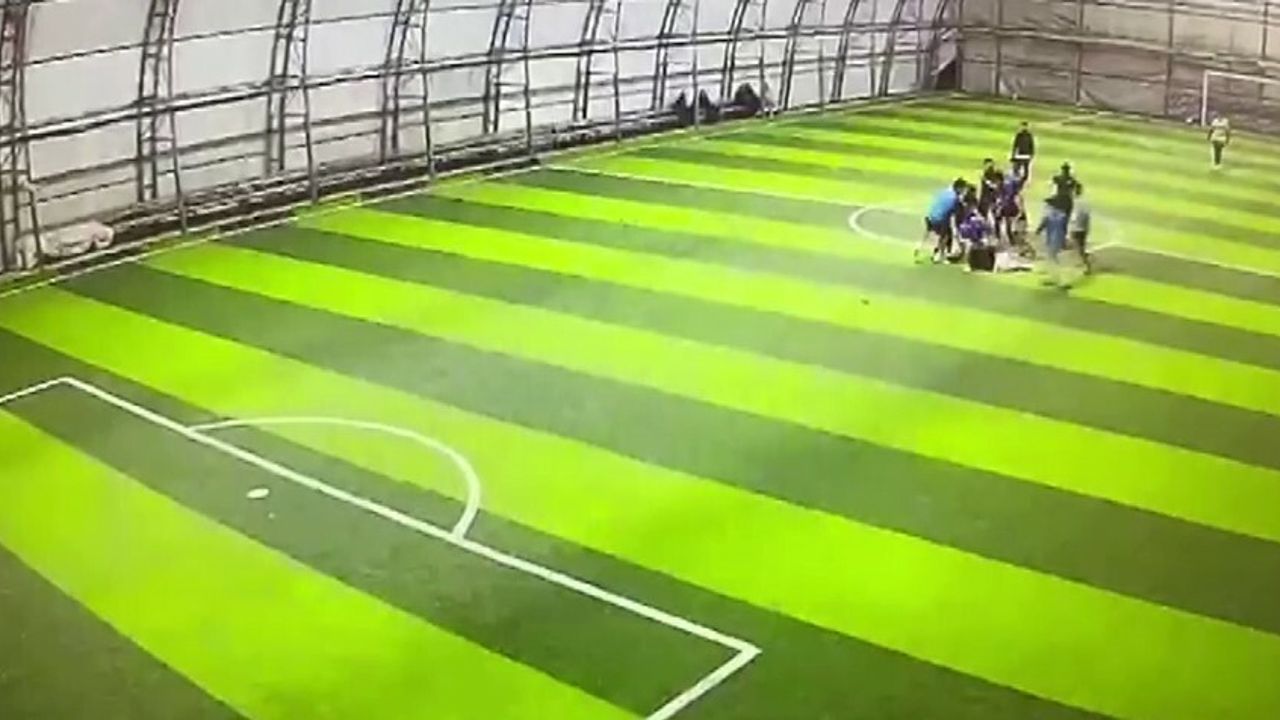 Burdur'da halı saha kavgası kamerada: 1 kişi hastanelik oldu