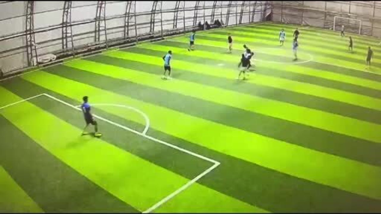 Burdur'da halı sahada maç sırasında çıkan kavga güvenlik kamerasında