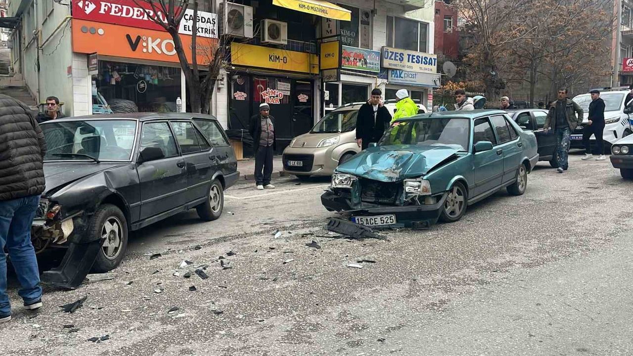Burdur'da iki Tofaş çarpıştı: 1 yaralı