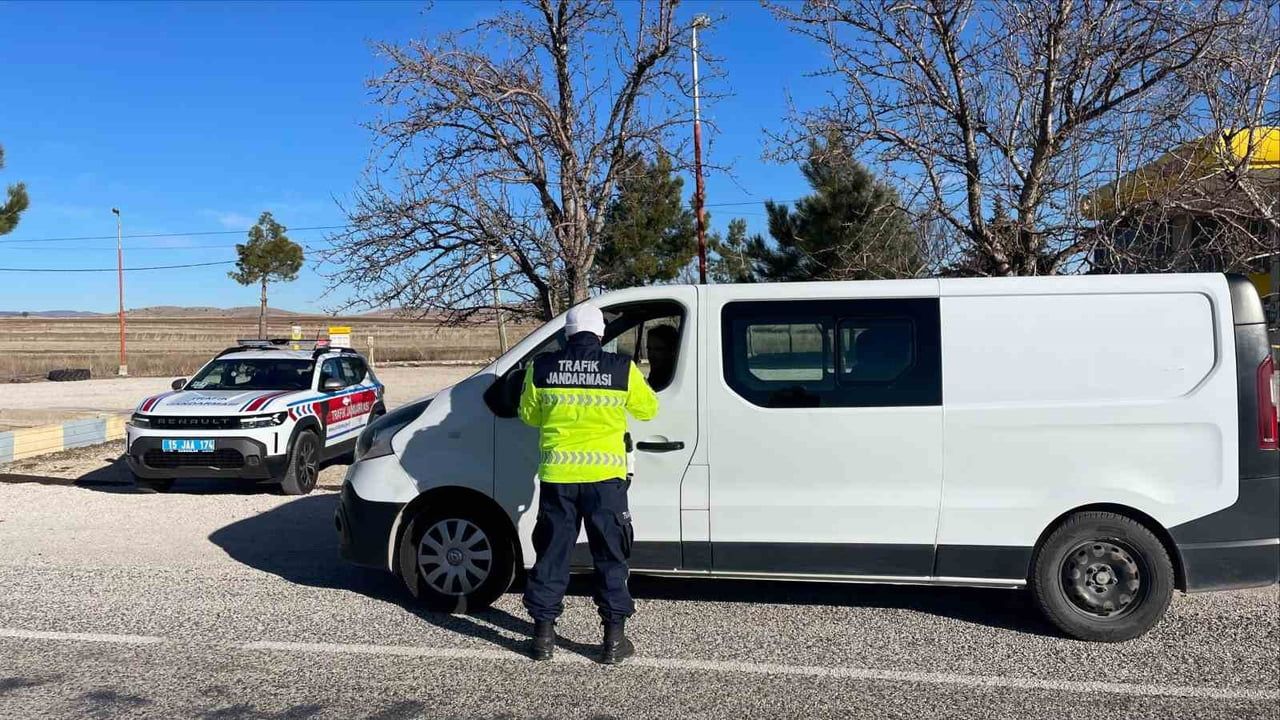 Burdur’da jandarma trafik denetimi: 502 araca ceza, 87 araç trafikten men edildi