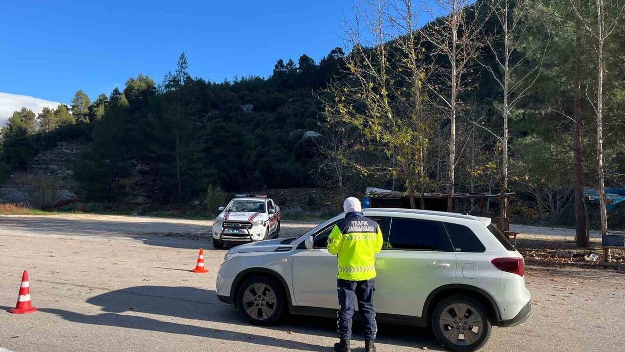 Burdur'da jandarma trafik denetimlerini sıklaştırdı