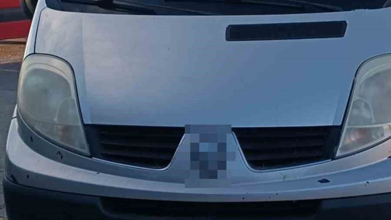 Burdur'da kavşakta minibüs ile üç tekerlekli motosiklet çarpıştı: 2 yaralı