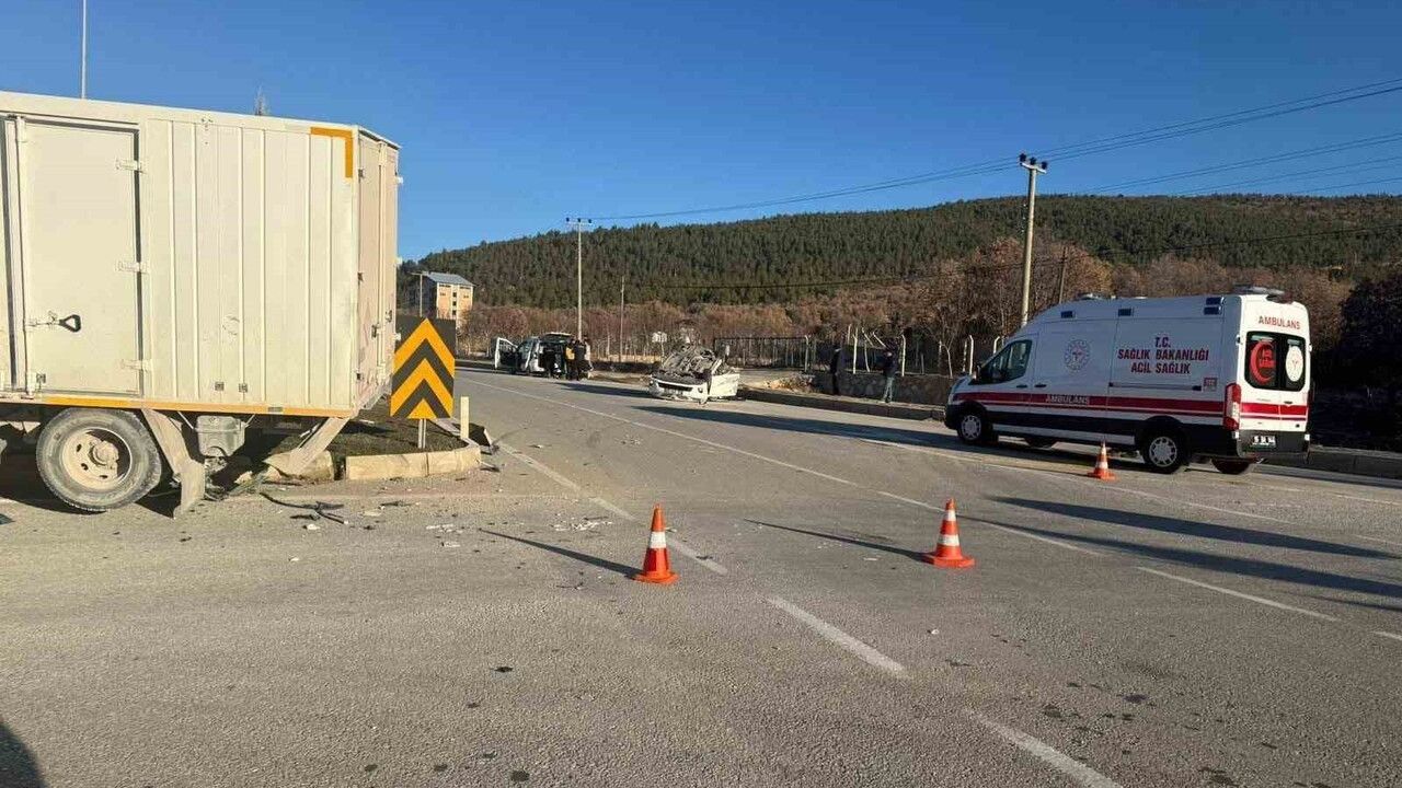 Burdur'da kavşakta otomobil ile kamyon çarpıştı: 1 yaralı