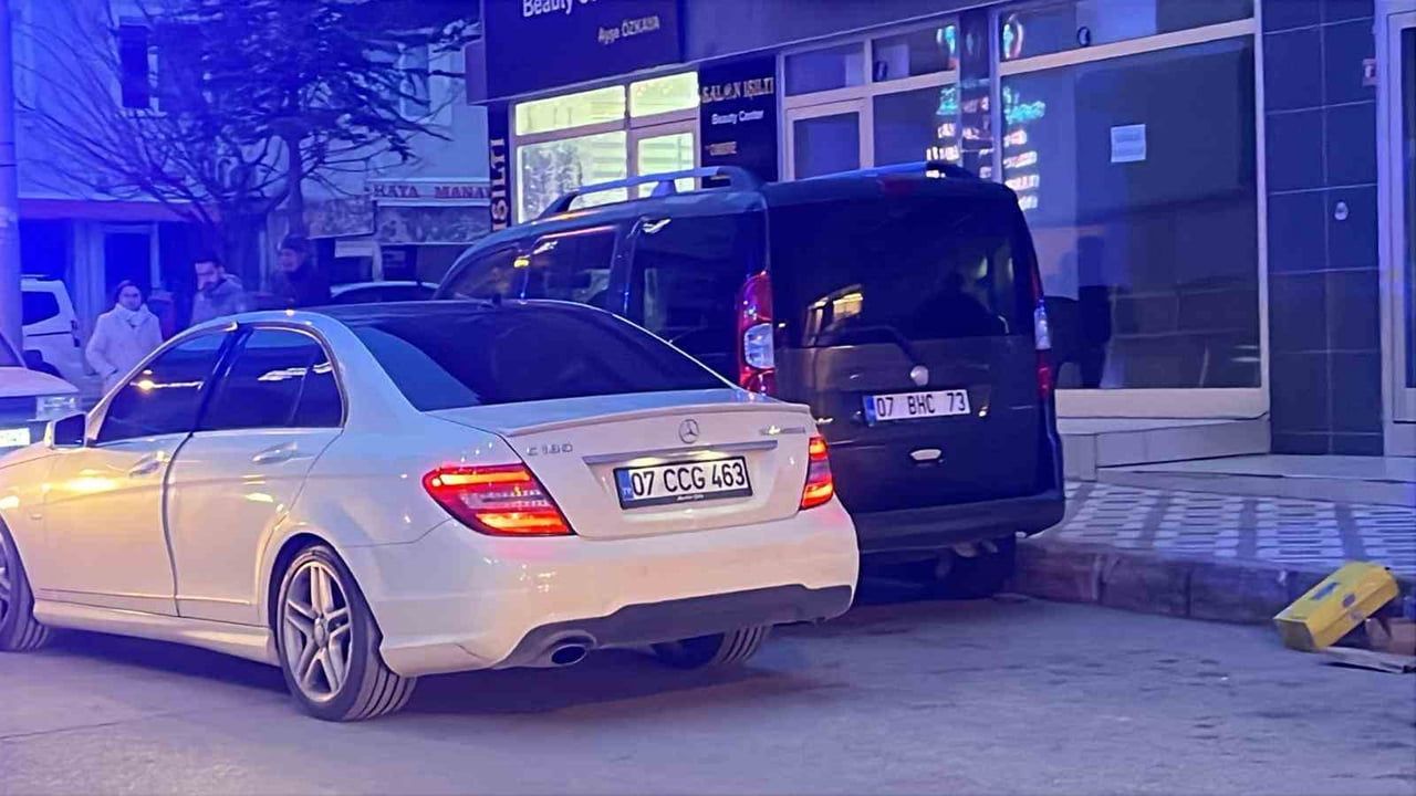 Burdur'da motosiklet park halindeki otomobile çarptı: 2 yaralı