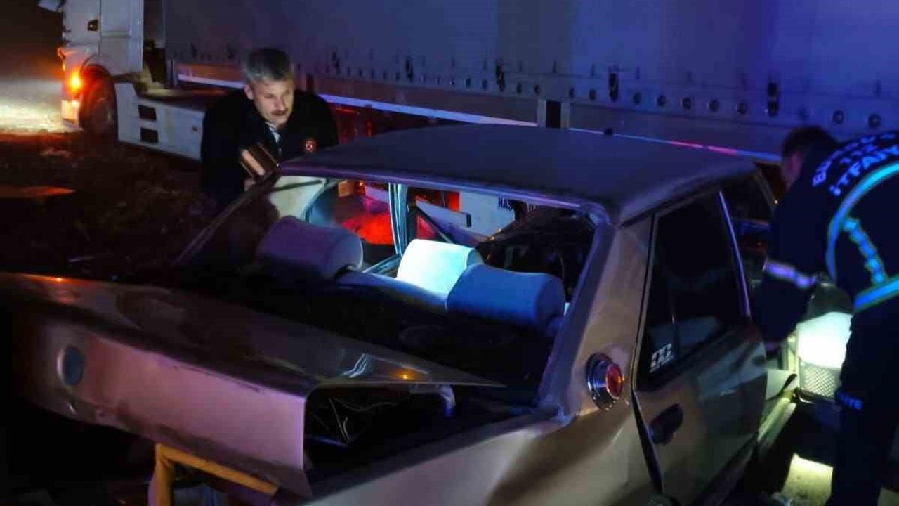 Burdur'da TOFAŞ ile tır çarpıştı: 2 kişi kurtarıldı