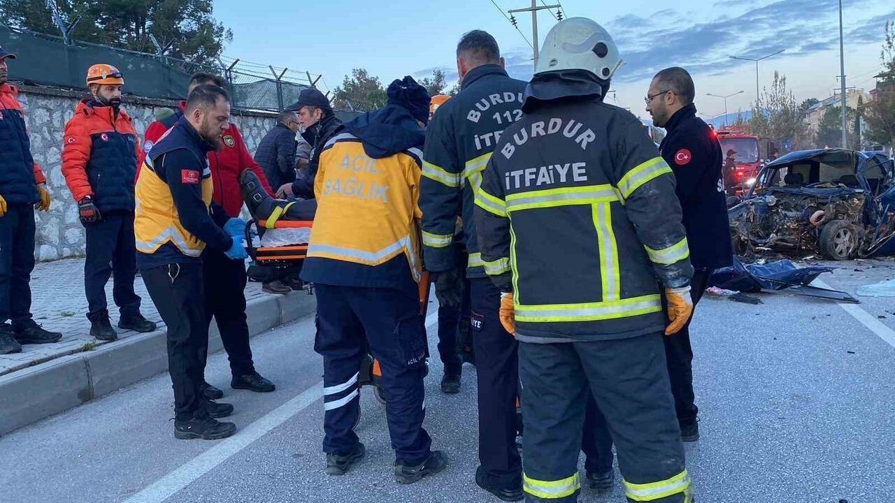 Burdur'da zincirleme kaza: 2 ölü, 3 yaralı