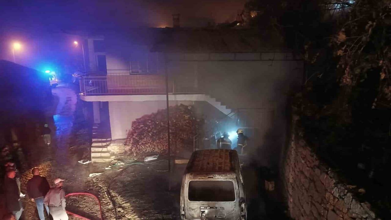 Burdur'un Bucak ilçesinde ev yangını hafif ticari araca sıçradı