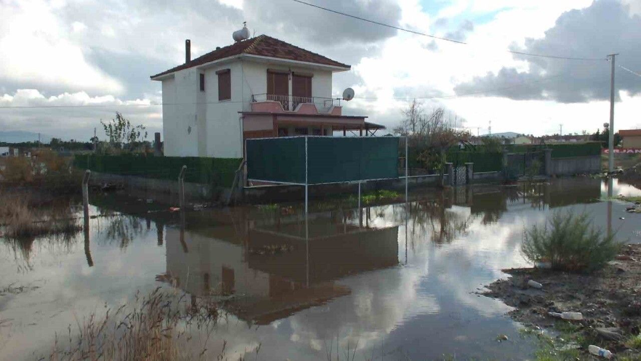 Burhaniye'de sağanak: Yazlık evler ve tarım arazileri su altında