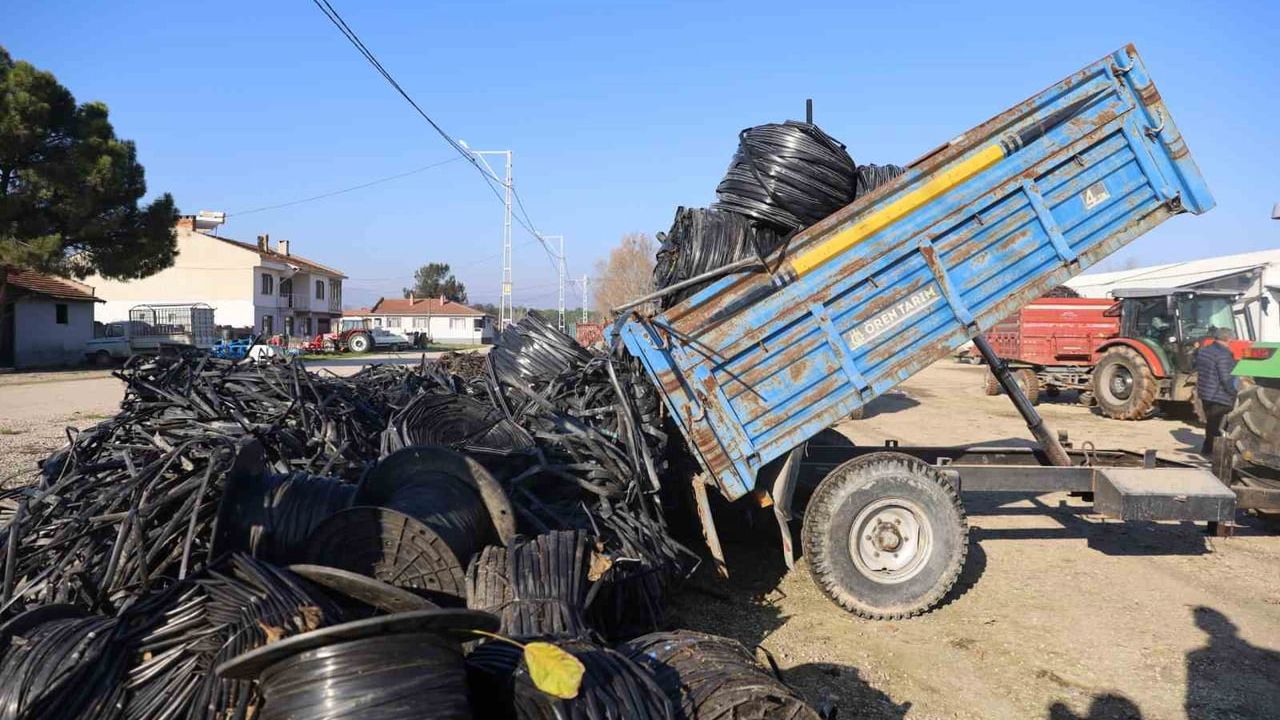 Bursa Büyükşehir’den çiftçiye çevreci destek: eski plastik borular yeni damla hortuma dönüşüyor