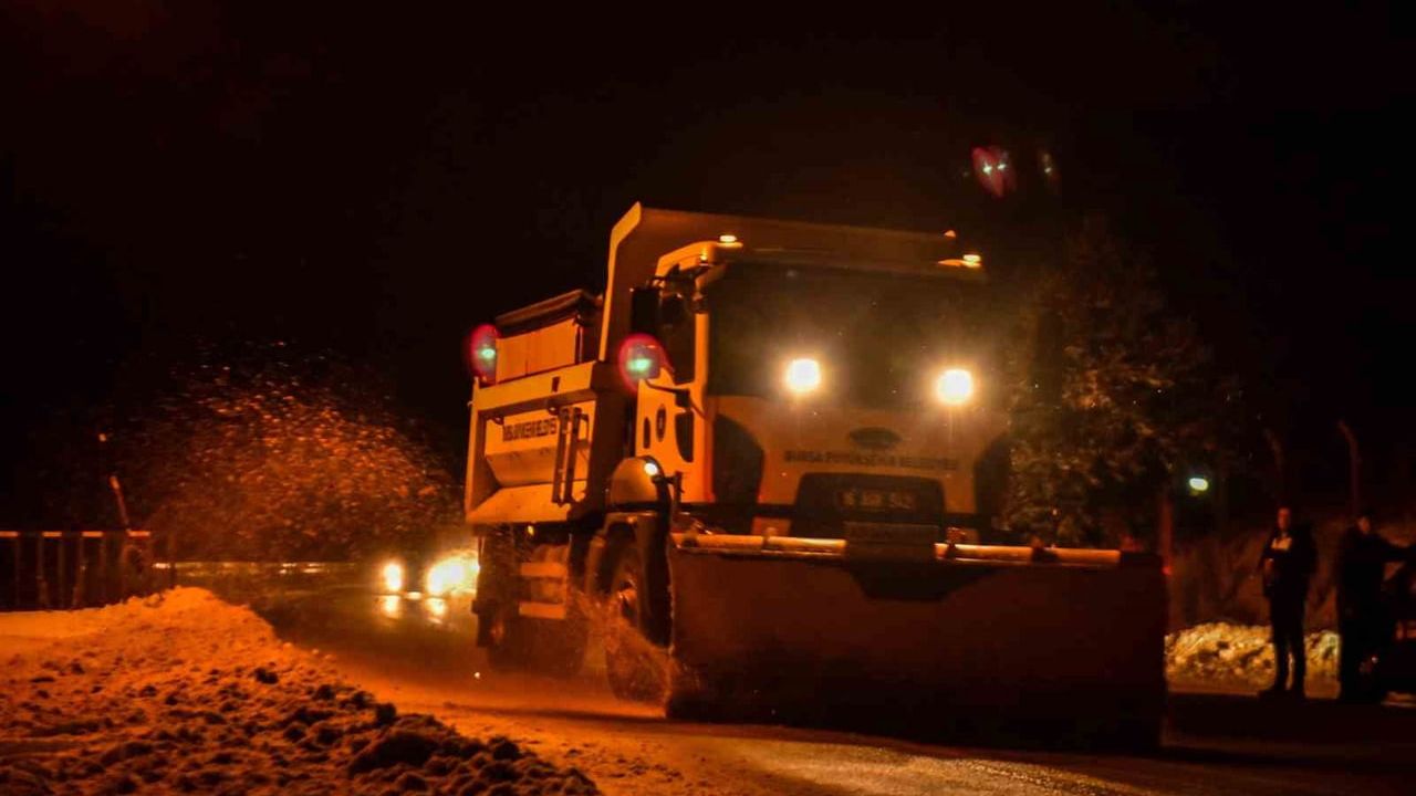 Bursa'da 145 Mahallenin Ulaşımı Karla Mücadeleyle Açıldı