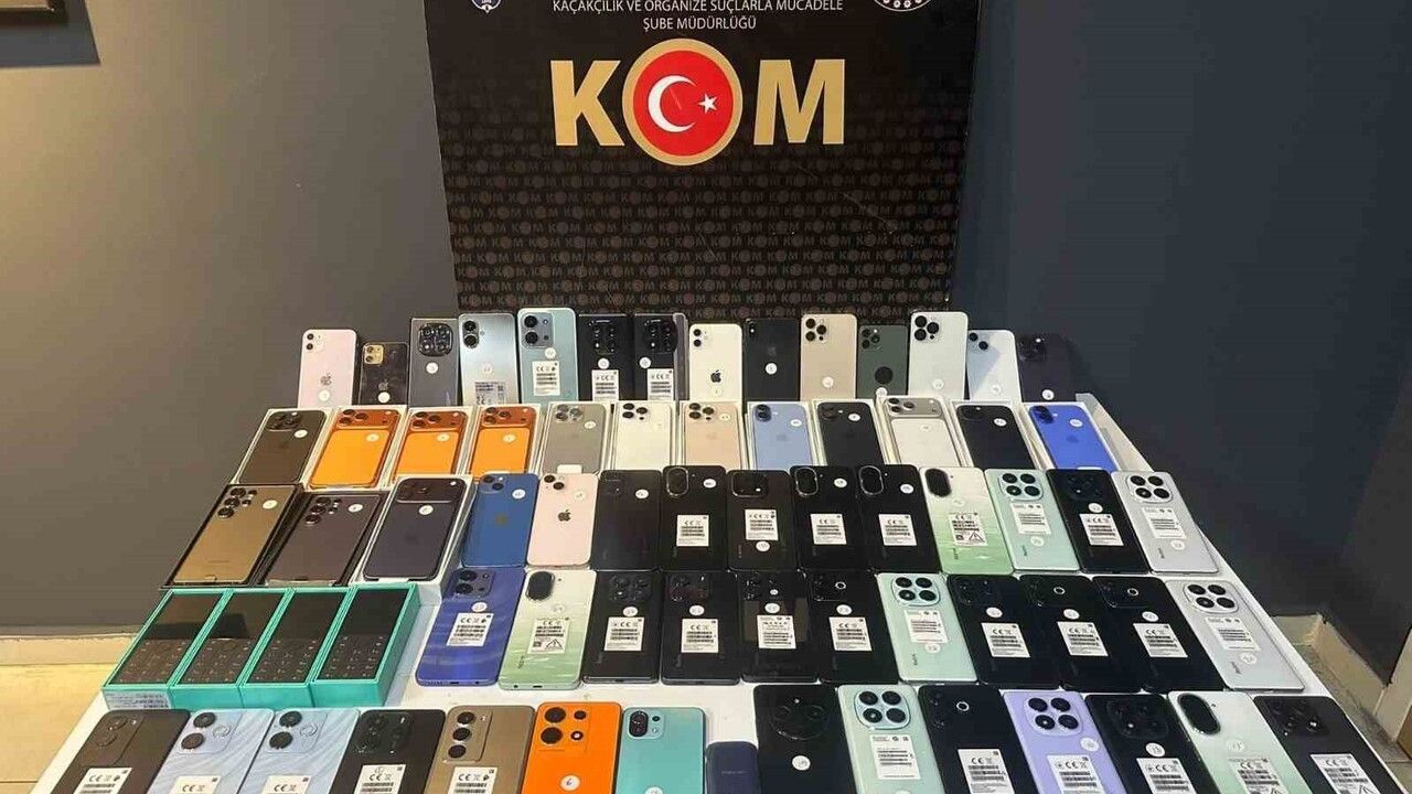 Bursa'da 3 milyon liralık kaçak telefon ve USB kablosu ele geçirildi