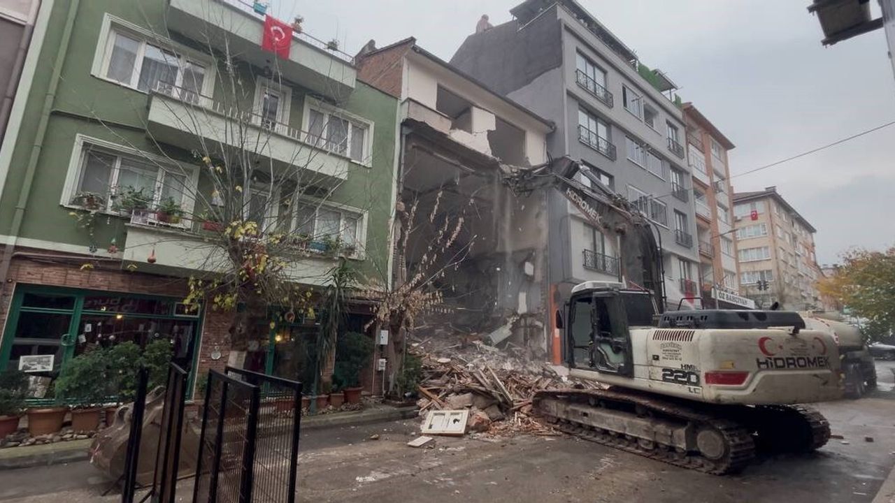 Bursa'da 4 katlı binanın sıra dışı yıkımı: İş makinesi zeminden başlayınca üst katlar asılı kaldı
