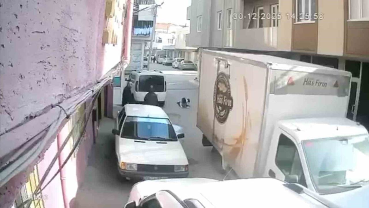 Bursa’da açık kalan ekmek kamyoneti kapağı genç kızı yere düşürdü