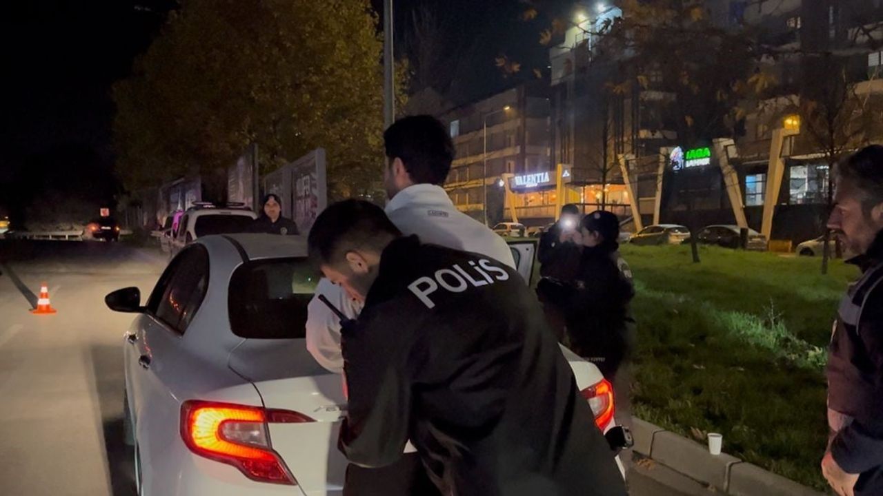 Bursa'da asayiş uygulamaları sürüyor: Arananlar yakalandı, ruhsatsız silah ve kumar malzemeleri ele geçirildi