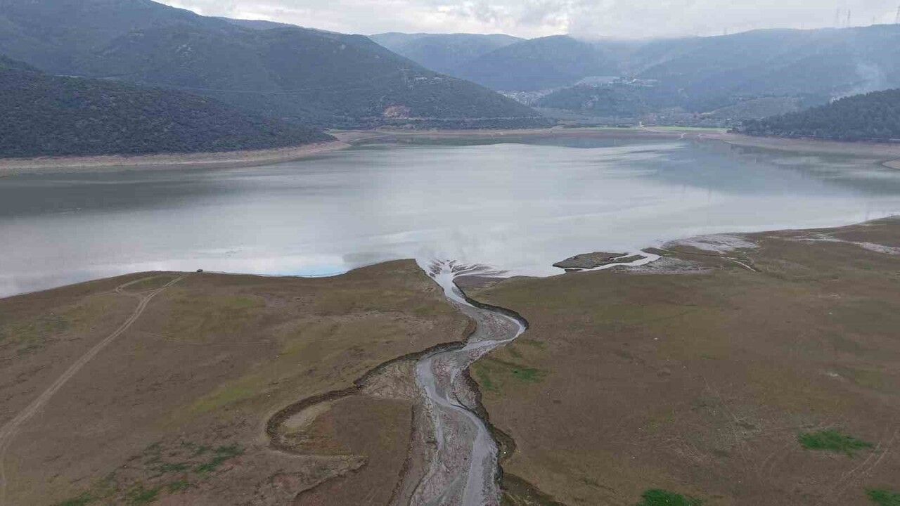 Bursa'da Gölbaşı Göleti 'tepsi' haline geldi, tarım tehlikede