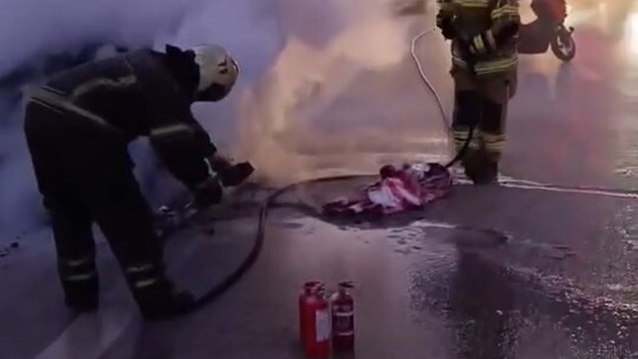 Bursa'da hareket halindeki Volkswagen'in motoru yandı