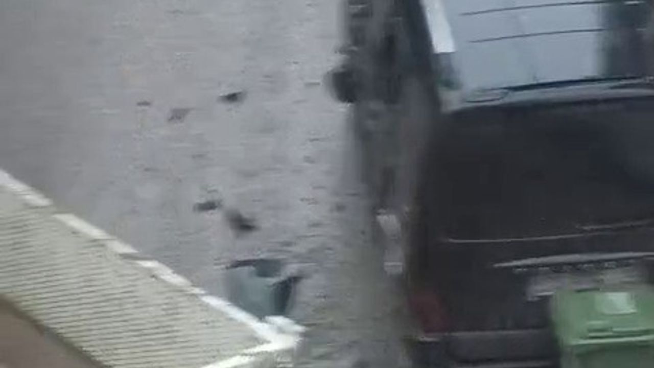 Bursa'da kamyon park halindeki araca çarpıp kaçtı