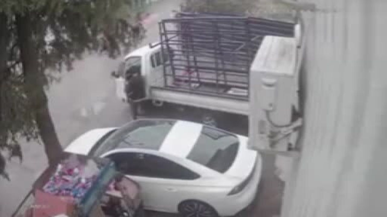 Bursa'da kamyonetin çarptığı scooter sürücüsünün ölümüne ilişkin güvenlik kamerası görüntüleri