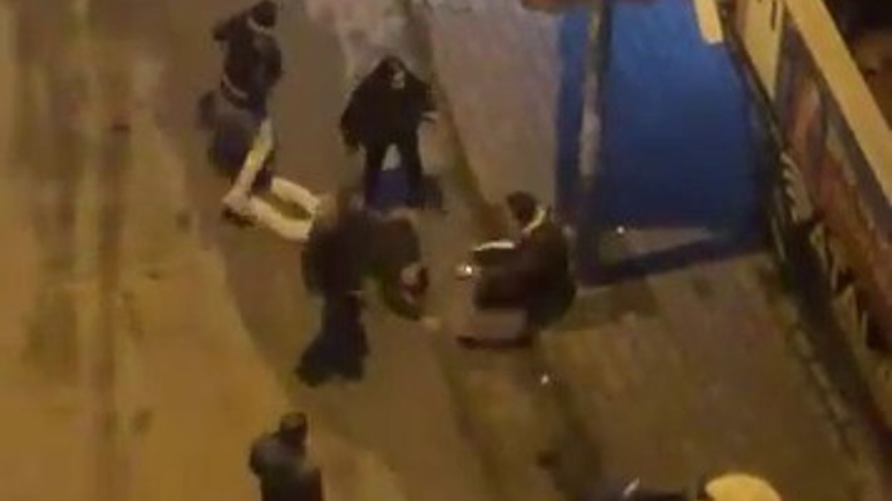 Bursa'da laf atma tartışması kavgaya döndü: 4 kişinin saldırısı kamerada