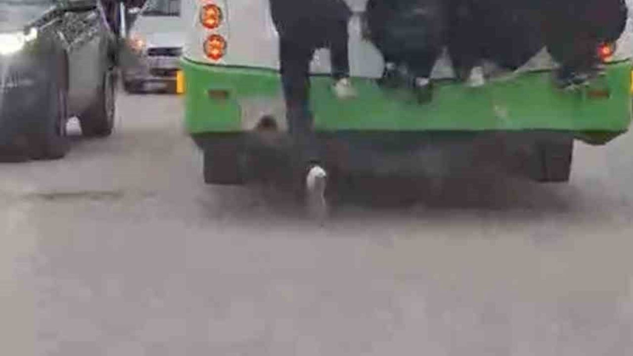 Bursa'da lise öğrencilerinin tehlikeli otobüs yolculuğu