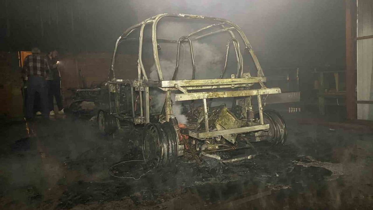 Bursa’da marangoz atölyesinde yangın: elektrikli araç ve ATV motoru alev aldı