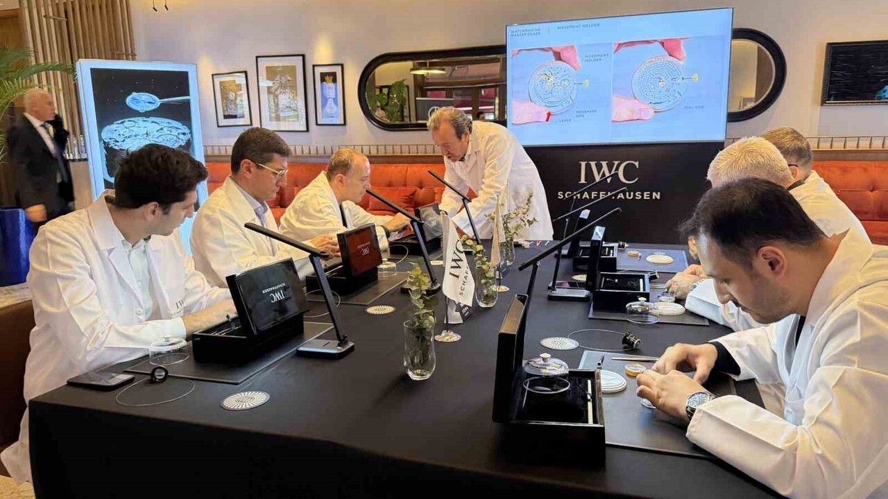 Bursa'da mekanik saat tutkunları İsviçre saatlerini parça parça söküp yeniden topladı