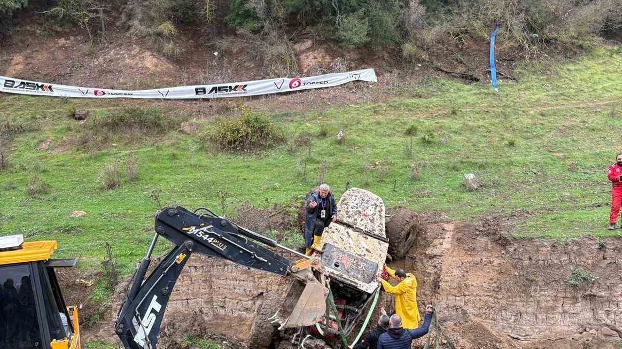 Bursa'da off-road yarışında araç takla attı, sürücü yara almadan kurtuldu