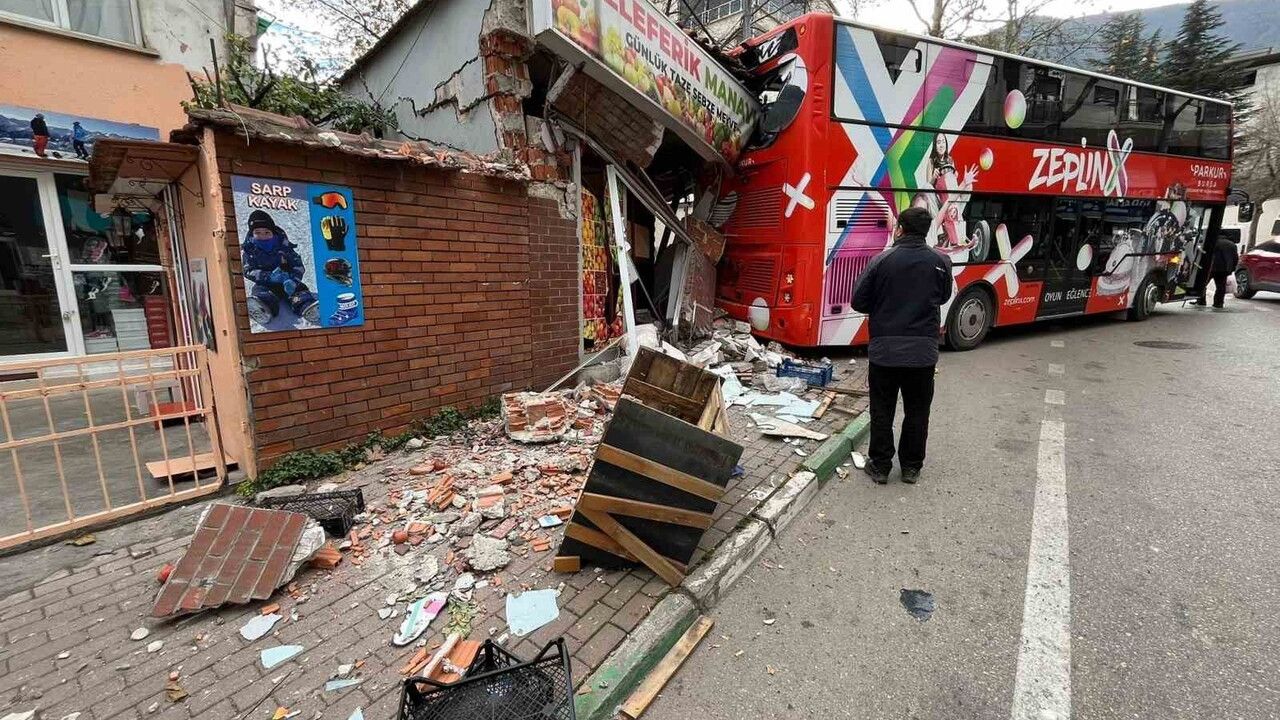 Bursa'da öğrenci otobüsünün imdat freni boşaldı, manava çarptı