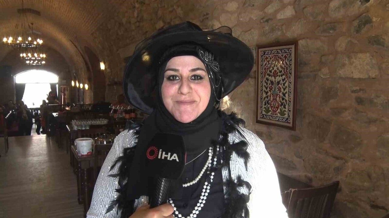 Bursa'da özel eğitim öğretmeninden 80’ler temalı 3 Aralık partisİ