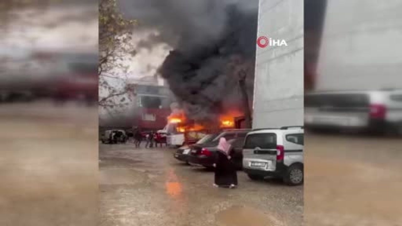 Bursa'da Park Halindeki Servis Midibüsünde Yangın Yanındaki Otomobile Sıçradı